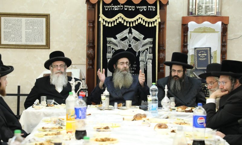 בביתר עילית: האדמו"ר מראפשיץ ערך את שולחנו לרגל הילולת זקנו זי"ע