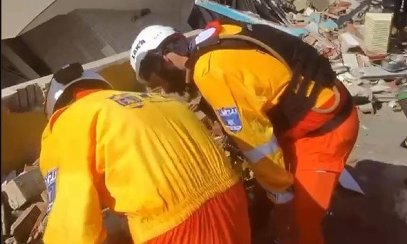 רעידת האדמה בוונצואלה: צלם מקומי הגיע להודות למתנדבי זק"א וביקש לתעד אותם