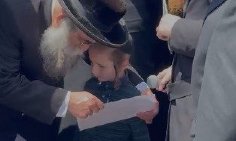 תיעוד קורע לב: הילד הקטן אומר קדיש בהלוויית אביו זצ"ל