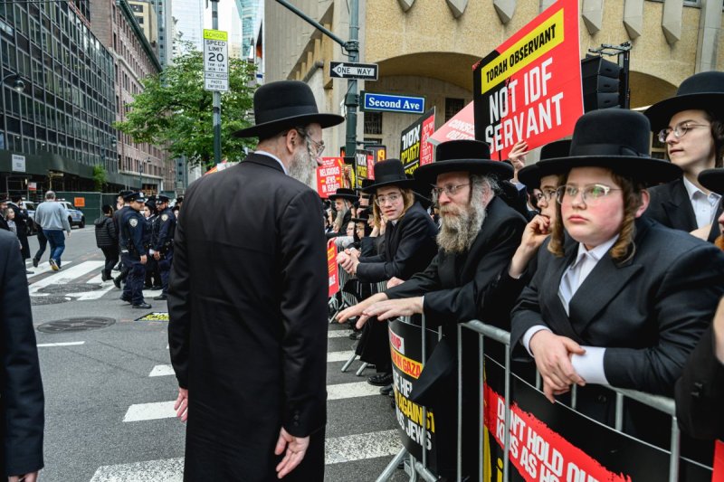 האחים לאנטשעווסקי, אברומי בלום, ד. ה. כרם, אייזיק. י, Clear shot