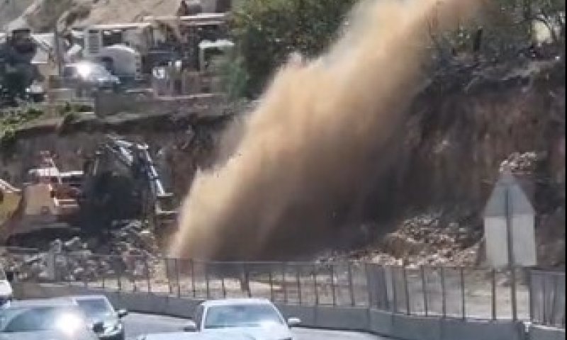 עקב חפירות: פיצוץ עז בצינור מים בירושלים