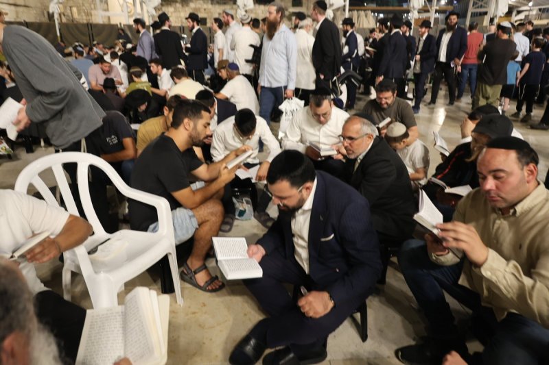 מרדכי לובעצקי (פריז צרפת)