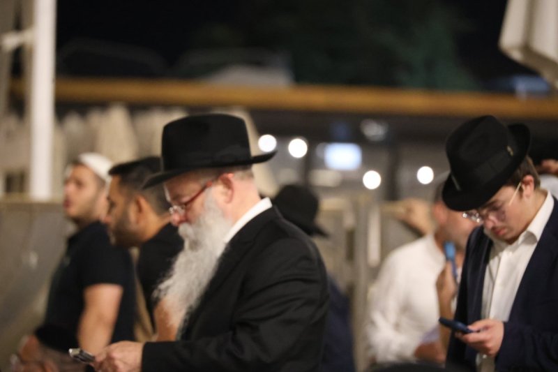 מרדכי לובעצקי (פריז צרפת)