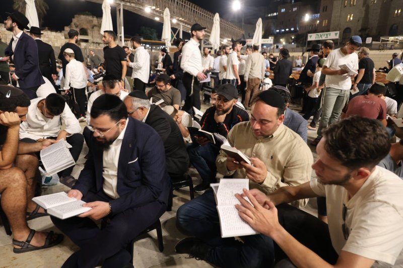 מרדכי לובעצקי (פריז צרפת)