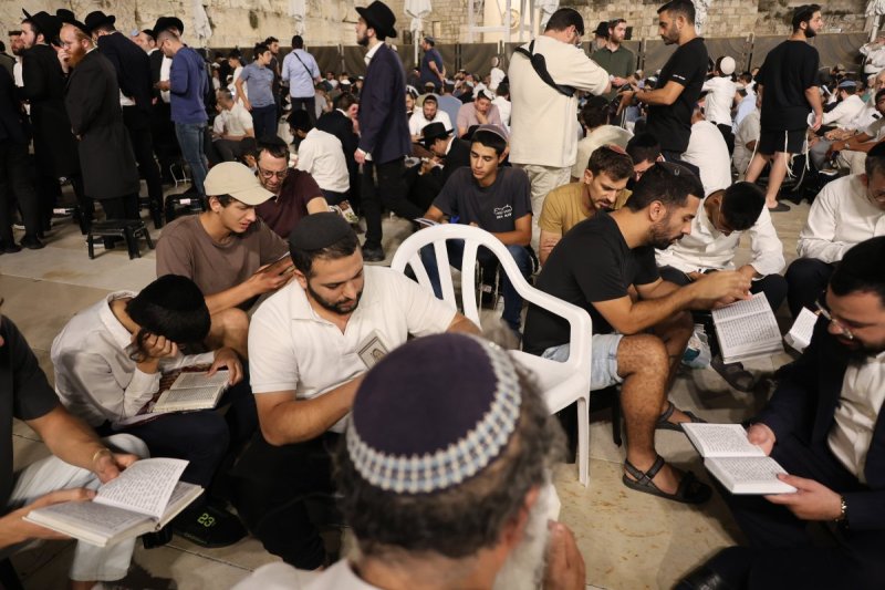 מרדכי לובעצקי (פריז צרפת)