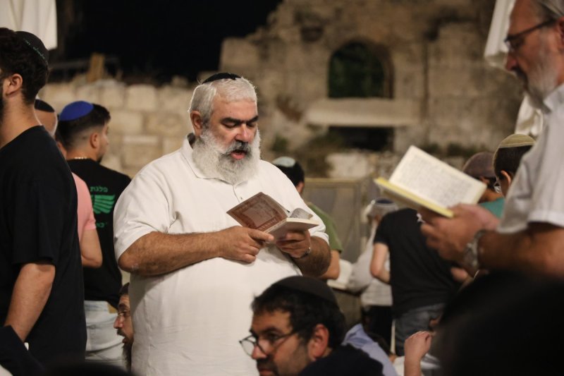 מרדכי לובעצקי (פריז צרפת)