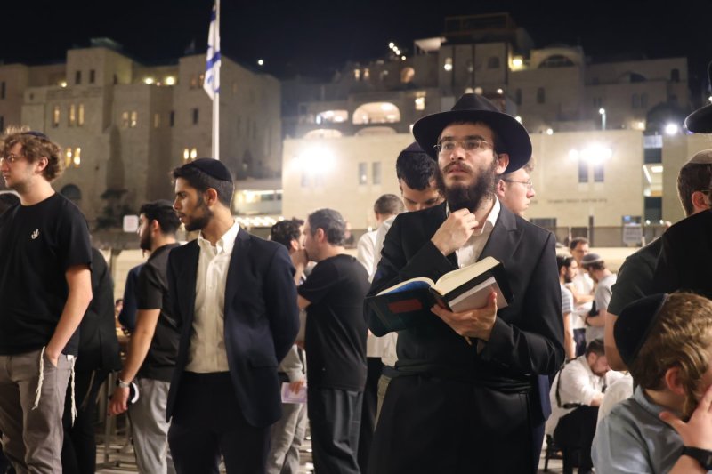 מרדכי לובעצקי (פריז צרפת)