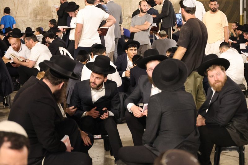 מרדכי לובעצקי (פריז צרפת)