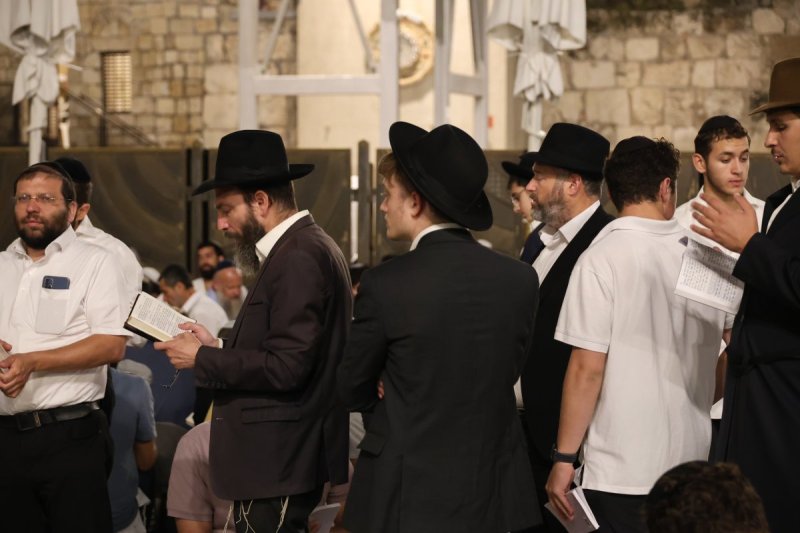 מרדכי לובעצקי (פריז צרפת)