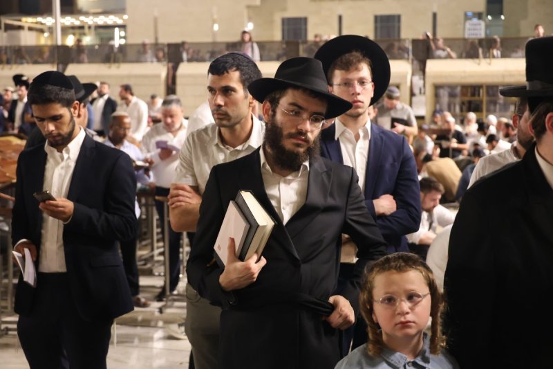 מרדכי לובעצקי (פריז צרפת)