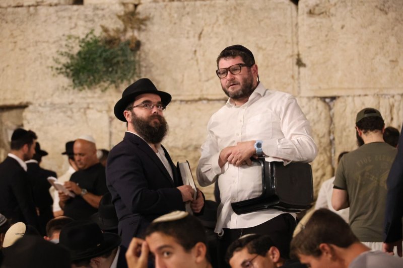 מרדכי לובעצקי (פריז צרפת)