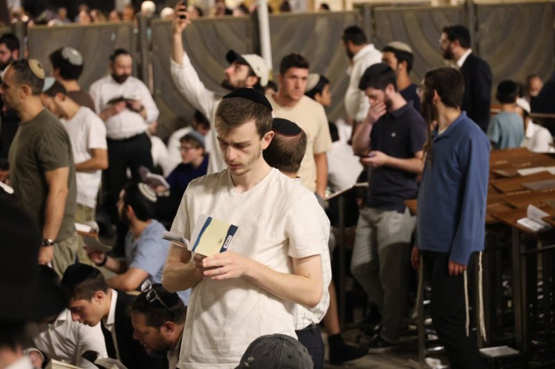 מרדכי לובעצקי (פריז צרפת)