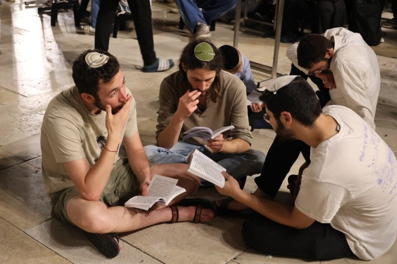 מרדכי לובעצקי (פריז צרפת)