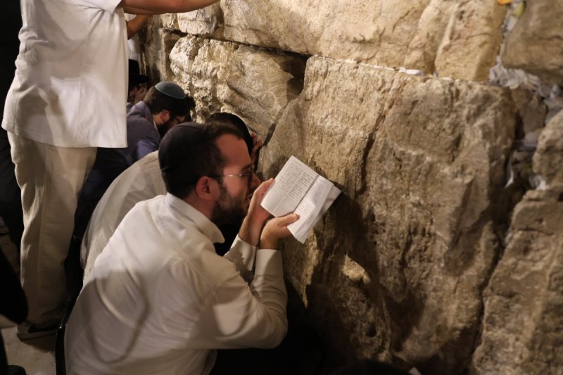 מרדכי לובעצקי (פריז צרפת)