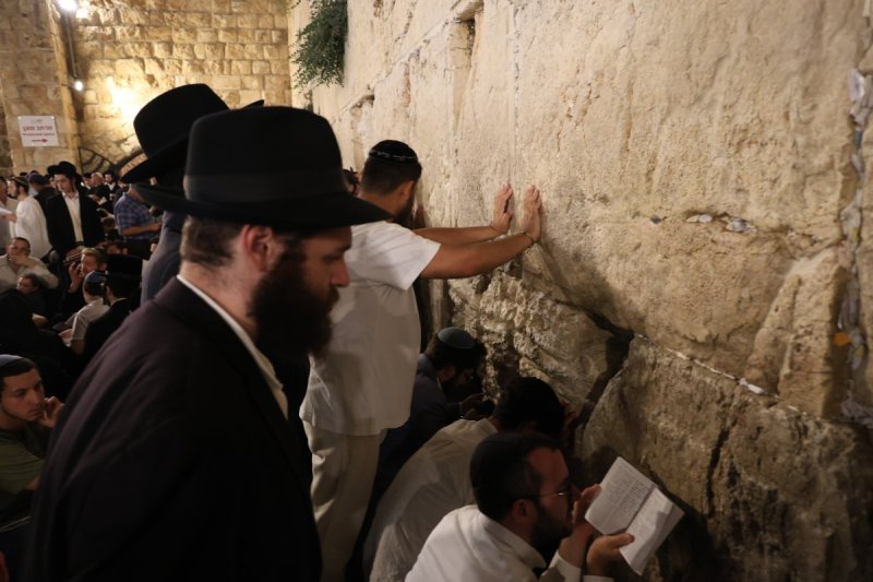 מרדכי לובעצקי (פריז צרפת)