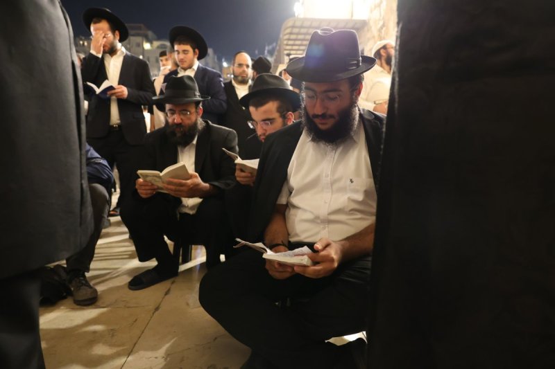 מרדכי לובעצקי (פריז צרפת)