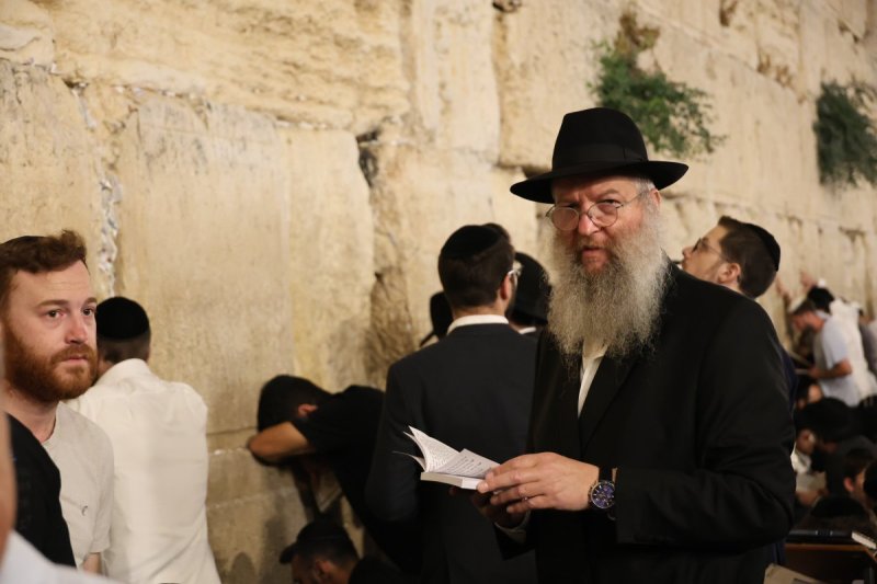 מרדכי לובעצקי (פריז צרפת)