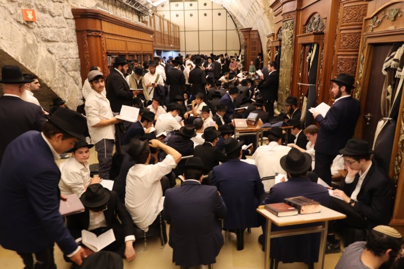 מרדכי לובעצקי (פריז צרפת)