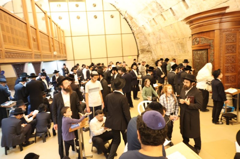 מרדכי לובעצקי (פריז צרפת)