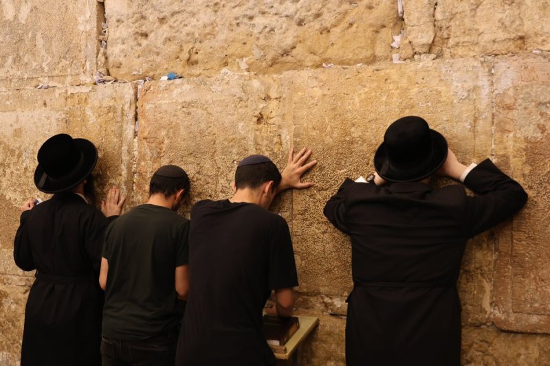 מרדכי לובעצקי (פריז צרפת)