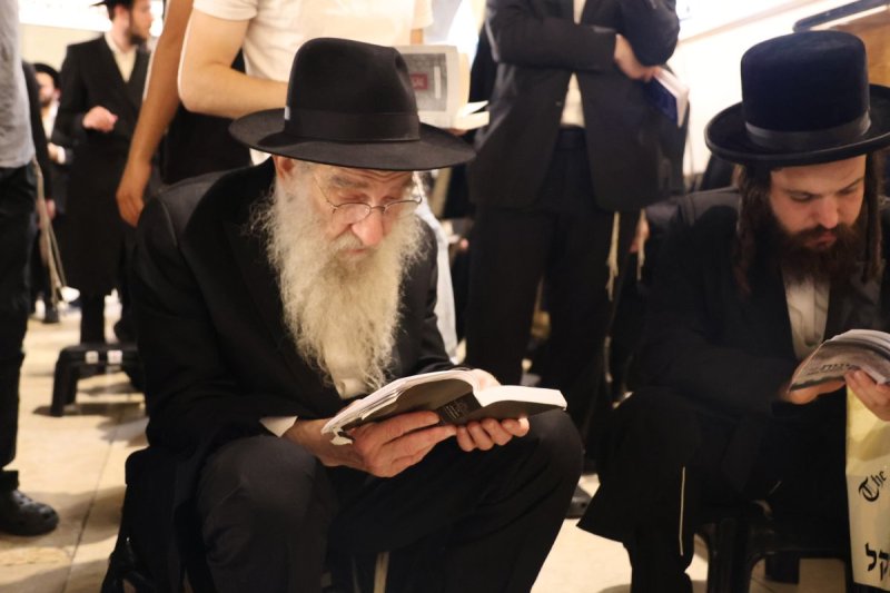 מרדכי לובעצקי (פריז צרפת)