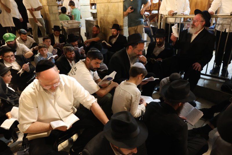 מרדכי לובעצקי (פריז צרפת)