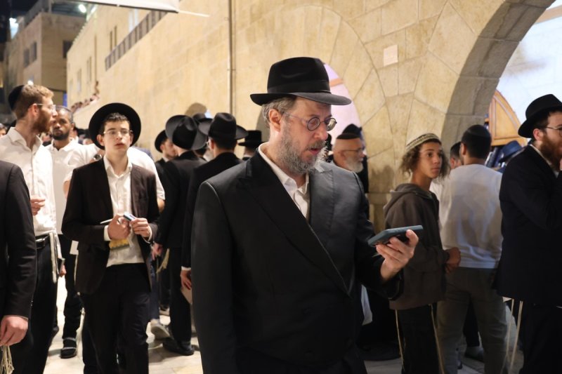 מרדכי לובעצקי (פריז צרפת)