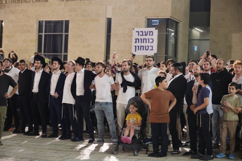 מרדכי לובעצקי (פריז צרפת)