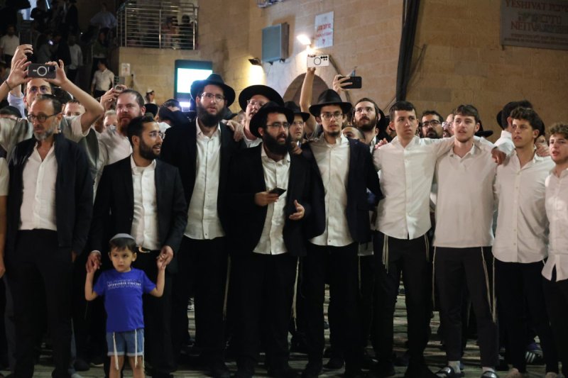 מרדכי לובעצקי (פריז צרפת)