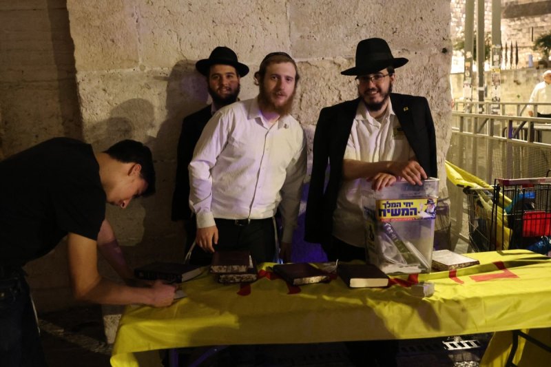 מרדכי לובעצקי (פריז צרפת)