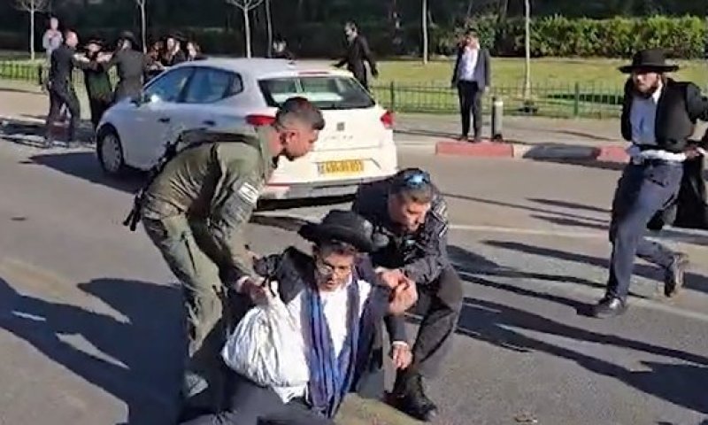 הפגנה סוערת ליד לשכת הגיוס: מפגינים ניסו לחסום מתגייסים חרדים | תיעוד מהעימותים