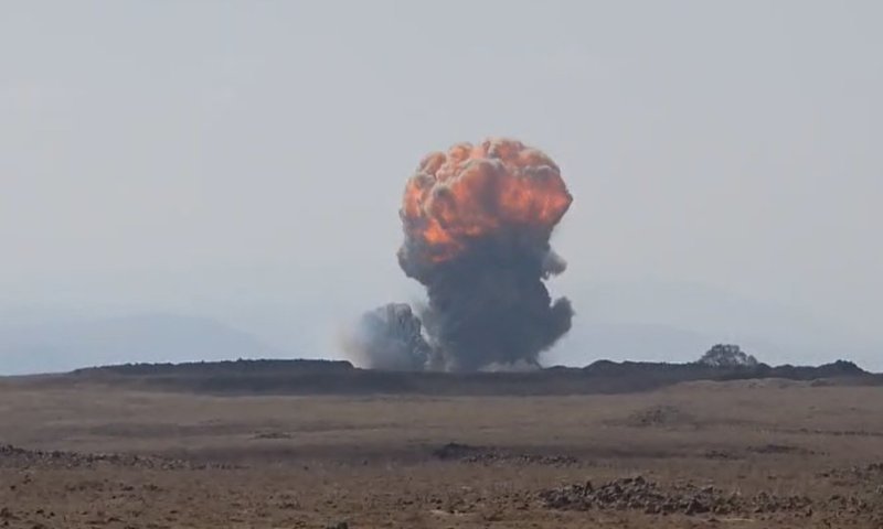 פיצוץ אדיר החריד מחסן תחמושת באידליב; לפחות שמונה בני אדם נפצעו