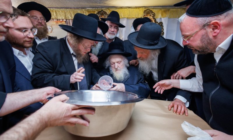 כמסורת ישיבת עטרת שלמה: הגר"מ שטרנבוך אפה מצות בביתו לנדיבי הישיבה