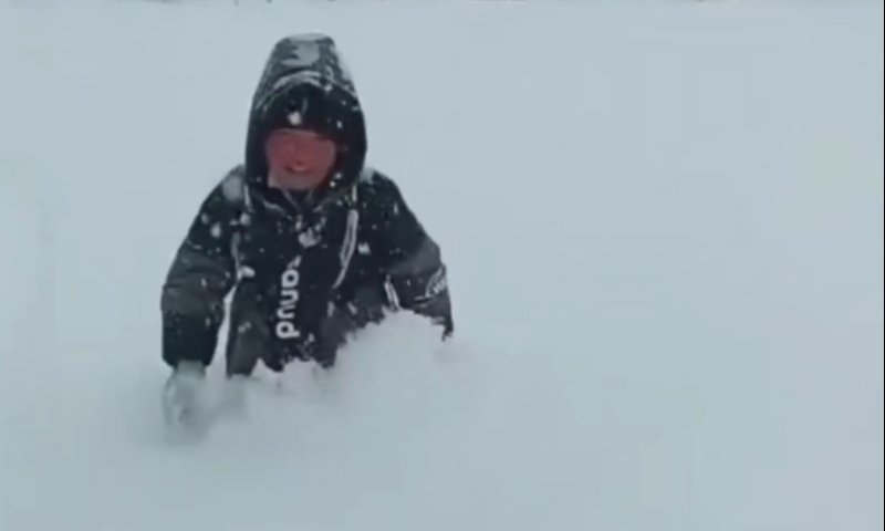 למרות השלג העמוק: נחישות הילד שכבשה את לב הנשיא