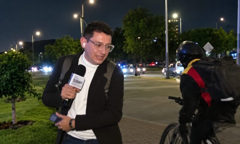 תיעוד מקולומביה: שודדים ניסו לחטוף טלפון מכתב חדשות בשידור חי