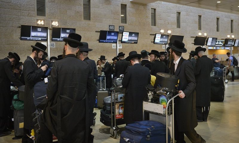 השאלה שהטריפה את הדיילת: "מה מחביאים הנוסעים החרדים בשקיות הניילון?"