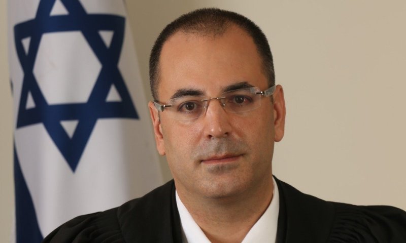 בבריטניה רמזו שיש קשר בין נתניהו למות השופט הבכיר בתאונה