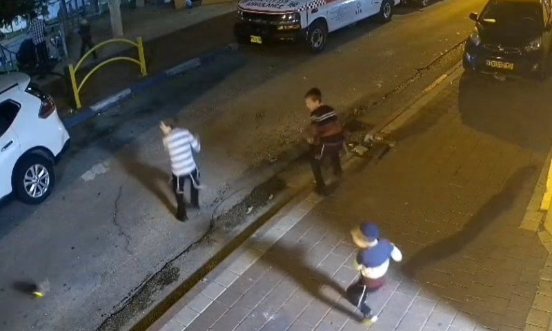 תיעוד מבהיל מבני ברק: רסיס נפל צמוד לילדים, זה נגמר בנס