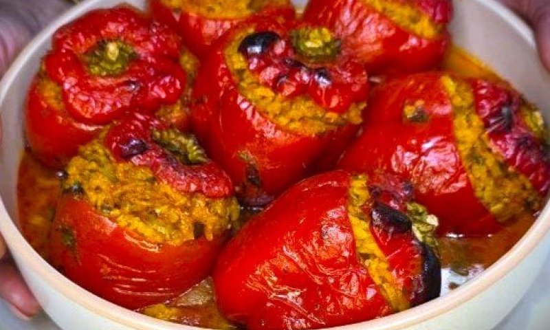 מתכון לפלפל ממולא פרווה ברוטב עגבניות בתנור 