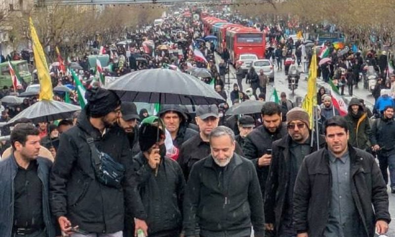 פיצוצים לצד הצועדים: צמרת השלטון באיראן תחת אש בבירה 