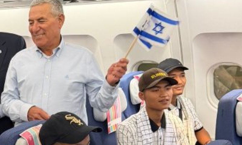 עלו לארץ: מאות עולים מקהילת בני המנשה נחתו בנתב&rdquo;ג