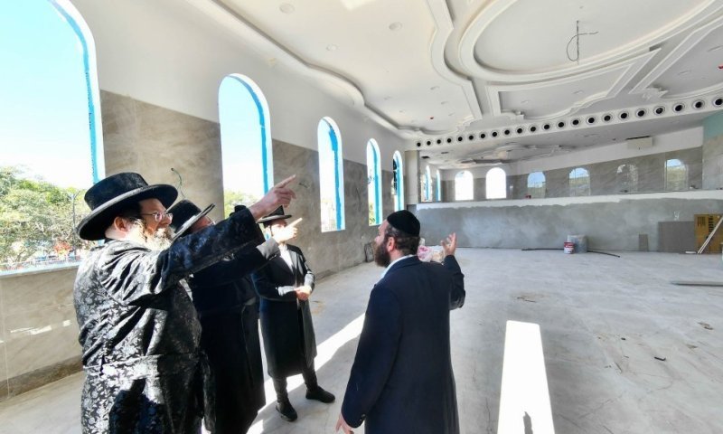 שיא באלעד: בניין ביהמ"ד נבנה תוך 8 חודשים - הרבי הגיע לסיור