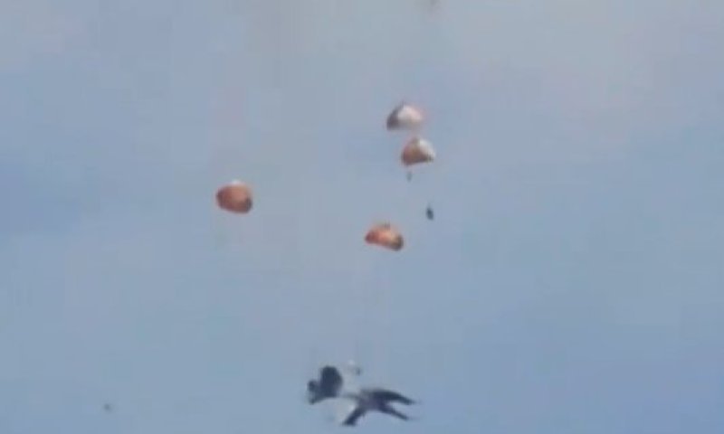 שני מטוסים של הצי האמריקני התרסקו בתערוכה אווירית - 4 צנחו