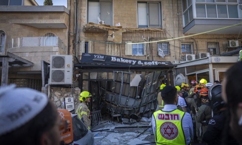 שעות לפני: מהנדס בדק את המרפסת | תיעוד דרמטי מהקריסה