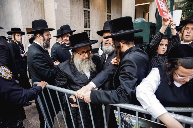 האחים לאנטשעווסקי, אברומי בלום, ד. ה. כרם, אייזיק. י, Clear shot