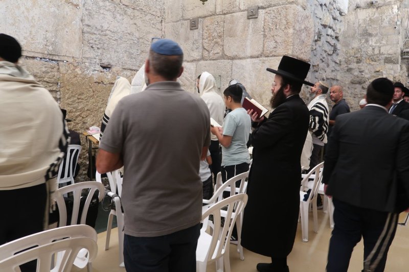 <blat>בחדרי חרדים</blat>