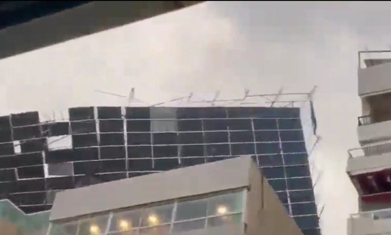 הסערה בלבנון: גג מרפסת נעקר ועף באוויר 