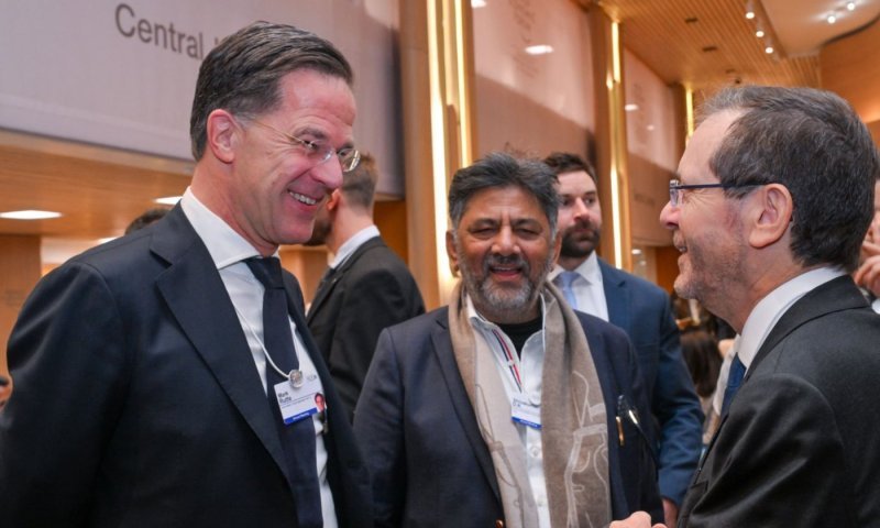 לחיצת יד חמה בין נשיא המדינה לבין נשיא מצרים