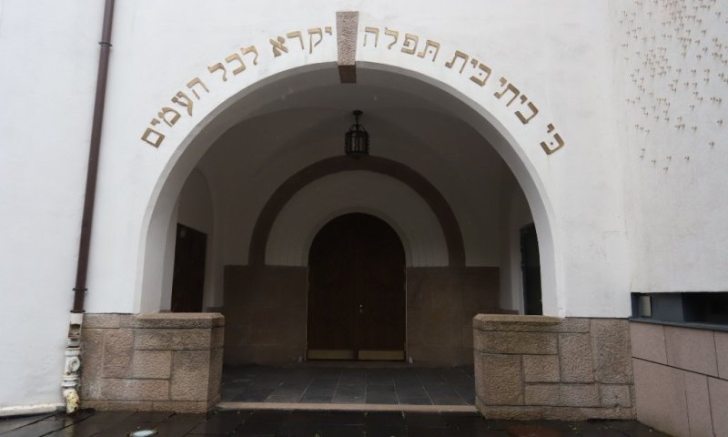 דרמה באוסלו: חשודים עם חומרי נפץ ונשק חם נעצרו מחוץ לבית הכנסת הגדול