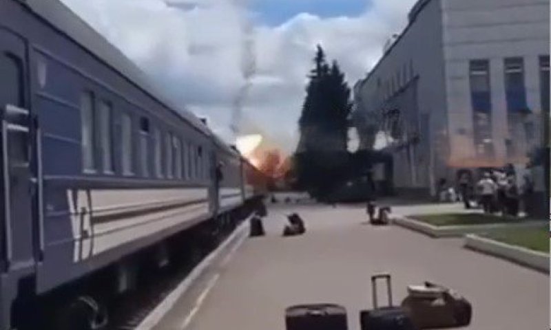 תיעוד: כטב"ם רוסי נופל בתחנת רכבת בסומי שבאוקראינה